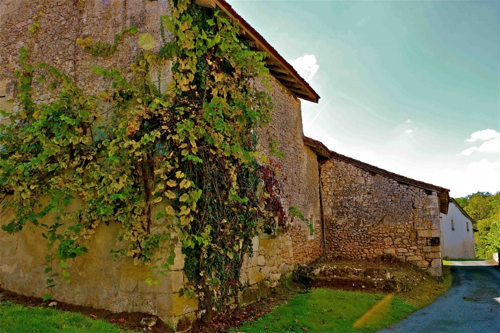 Dans le village - Bourg-des-Maisons