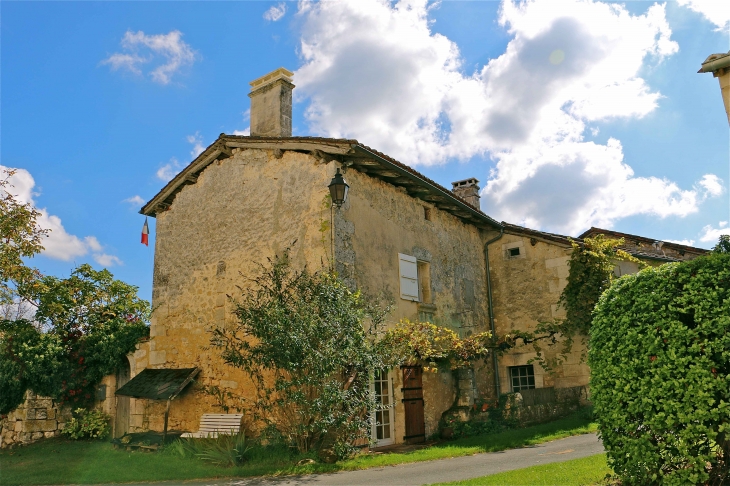 Dans le village - Bourg-des-Maisons