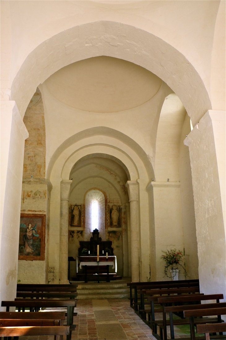 Eglise Sainte Marie. La nef vers le choeur - Bourg-des-Maisons