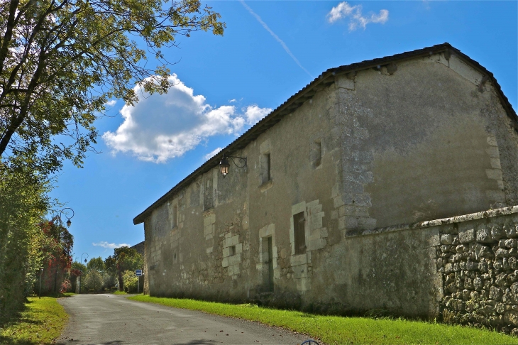 L'entrée du village - Bourg-des-Maisons