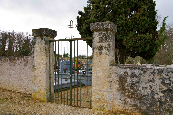 L'entrée du cimetière. - Bourrou