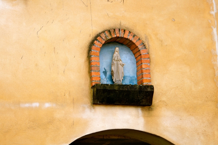 Détail : Niche de la Vierge dans l'ancien bâtiment religieux. - Bourrou