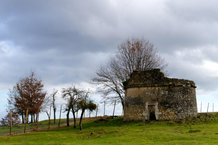 Ruines du pigeonnier (XVIIIe siècle). - Bourrou