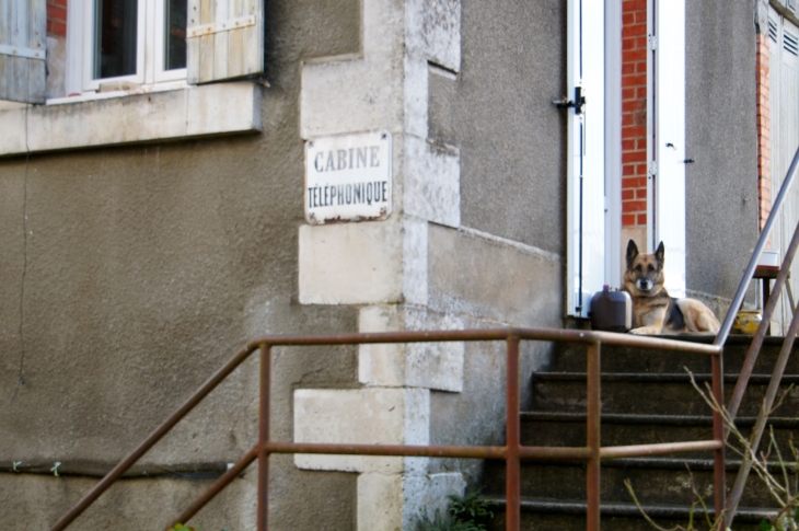 Ancienne cabine téléphonique. - Bourrou