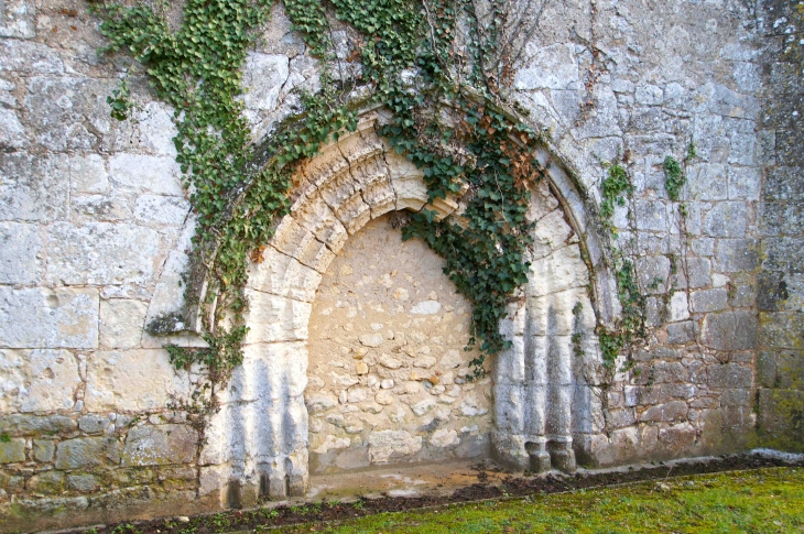 L'ancien portail de l'église, façade ouest. - Bourrou