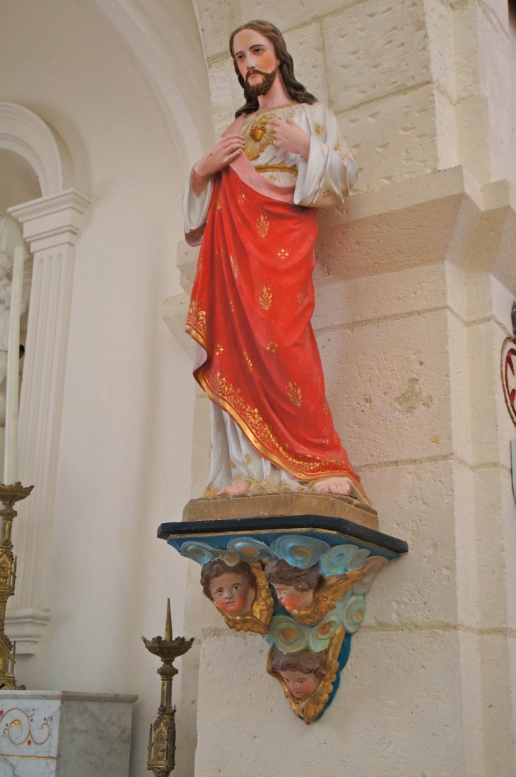 Une statue du Christ. - Bourrou