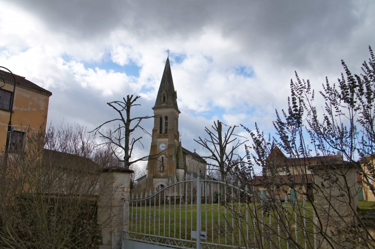 L'église vue de la place de la Mairie. - Bourrou