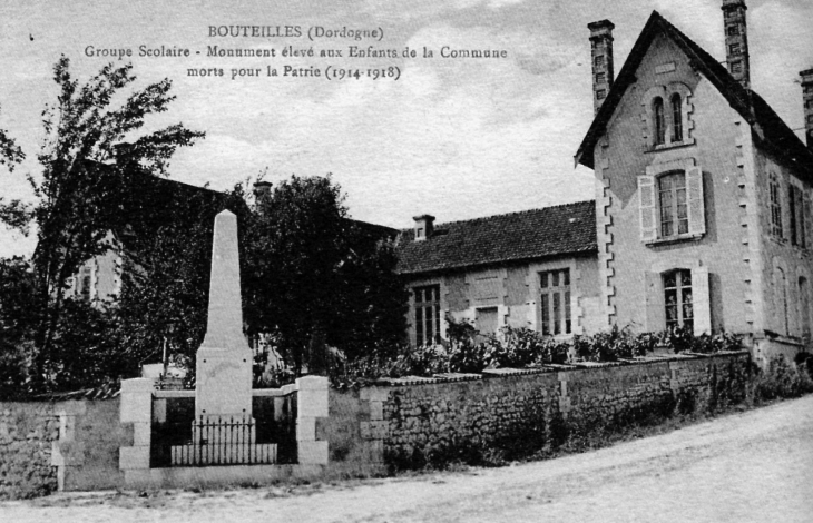 Groupe-scolaire-monument-eleve-aux-enfants-de-la-commune-morts-pour-la-patrie-1914-1918-vers-1920-carte-postale-ancienne - Bouteilles-Saint-Sébastien