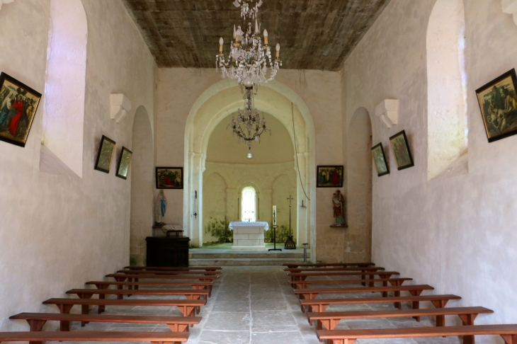 La nef vers le choeur de l'église Saint Pierre ès lien de Bouteilles. - Bouteilles-Saint-Sébastien