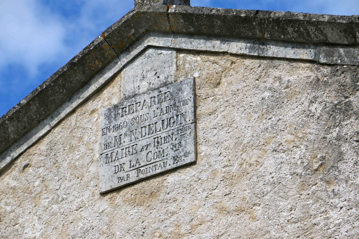 Sur le pignon de l'église Saint Pierre ès Lien de Bouteilles. - Bouteilles-Saint-Sébastien