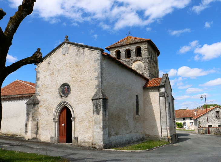 Eglise Saint Pierre ès Lien de Bouteilles. Parties XIIe et XIXe siècles. L'église illustre parfaitement la vague de fortification qui modifia, dans la région, de nombreux édifices romans pendant la guerre de Cent ans. - Bouteilles-Saint-Sébastien