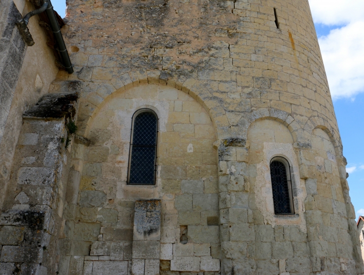 Détail de l'abside de l'église Saint Pierre ès Lien de Bouteilles. - Bouteilles-Saint-Sébastien