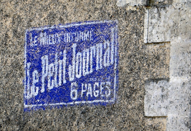 Village de Bouteilles : ancienne pub. - Bouteilles-Saint-Sébastien