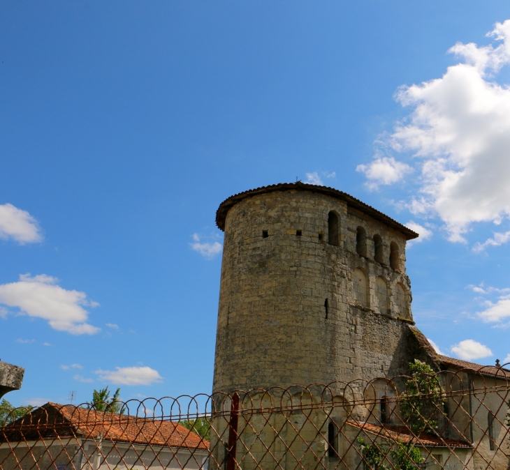 Eglise Saint Pierre ès Lien : L'abside fut surélevée pour former avec le clocher un curieux donjon. - Bouteilles-Saint-Sébastien