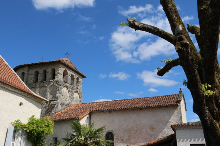 Vue sur l'église Saint Pierre ès Lien de l'ancien Presbytère. - Bouteilles-Saint-Sébastien