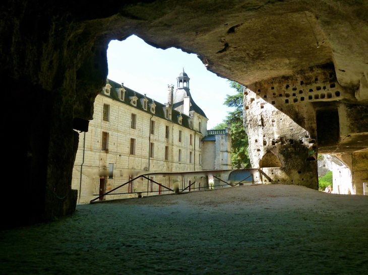 Vue sur l'Abbaye, des grottes de l'Abbaye - Brantôme