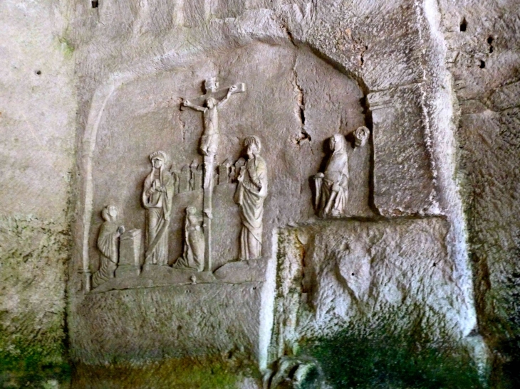 Détail : Cet ensemble est sculté à même le rocher on y remarque le Calvaire avec le Christ en croix qui a malheureusement perdu ses jambes. - Brantôme