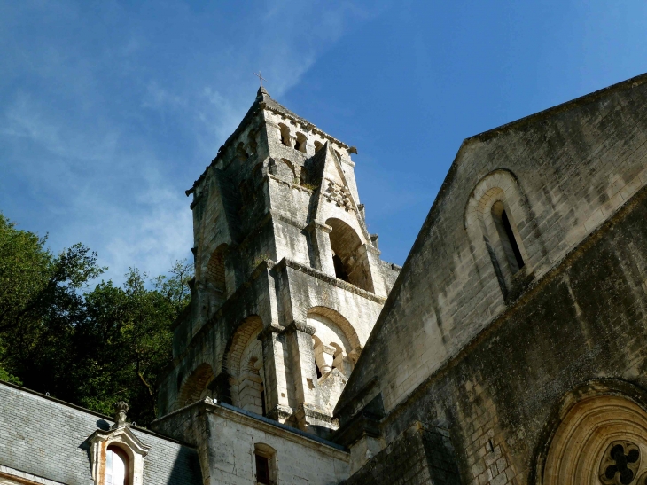 Le clocher de l'église abbatiale (XI°) est certainement le plus ancien campanile de France. - Brantôme