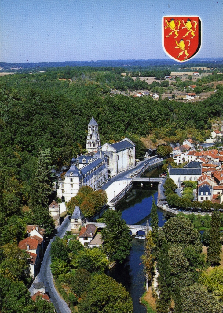 Vue panoramique de l'Ancienne Abbaye fondée par Charlemagne en 769 dans un écrin de verdure dominant la Dronne (carte postale de 1980) - Brantôme