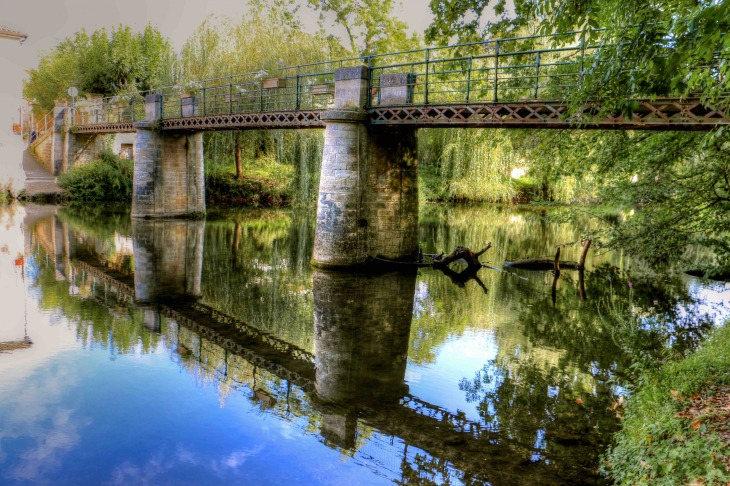 La passerelle Eiffel sur la Dronne - Brantôme