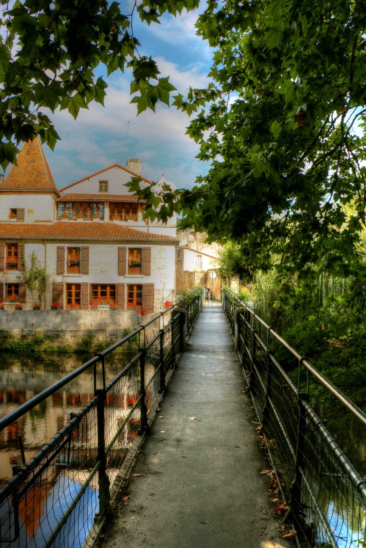 La passerelle Eiffel sur la Dronne - Brantôme