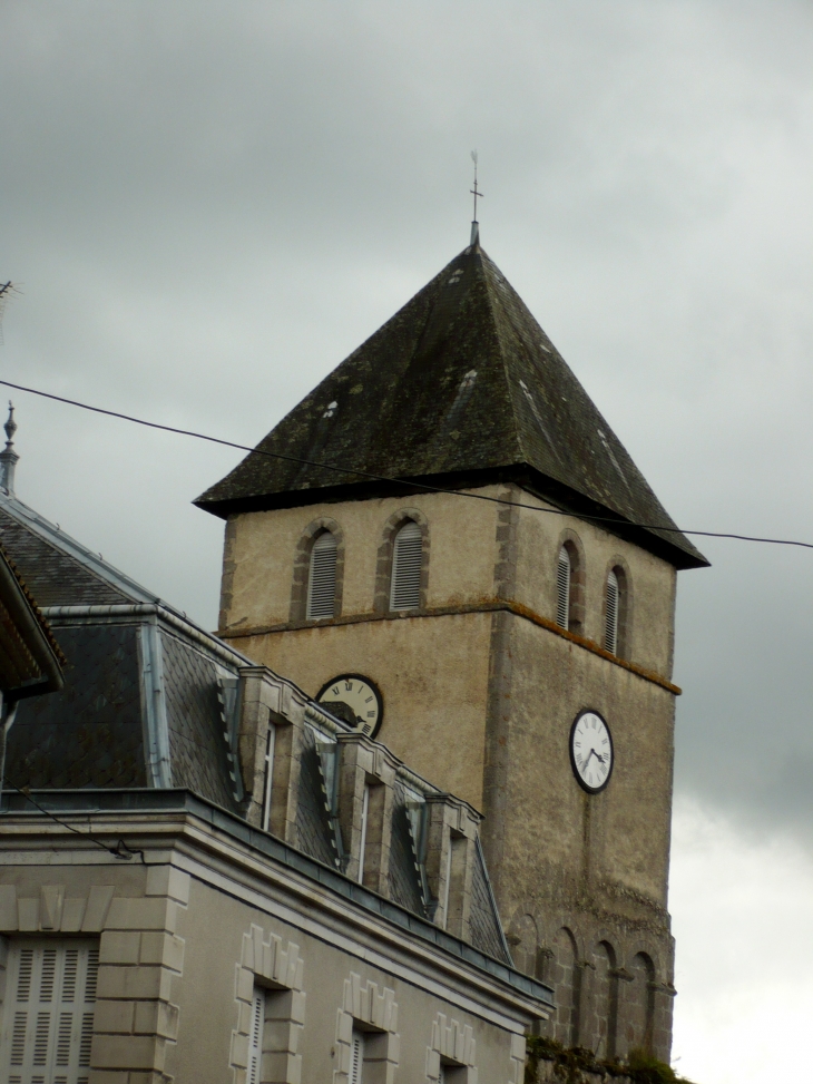 Clocher de l'église de Busserolles, XIIe et XVe siècles.