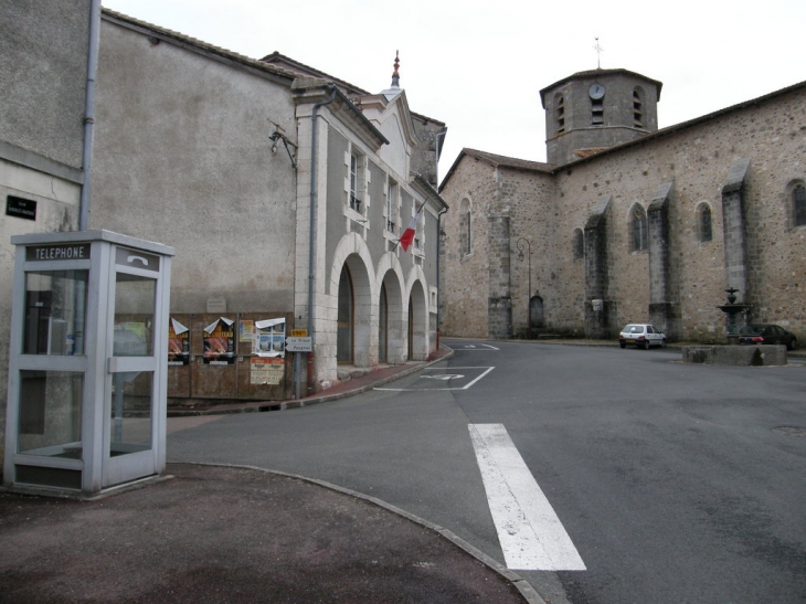 L'église, la Pile et l'ancienne Mairie - Bussière-Badil