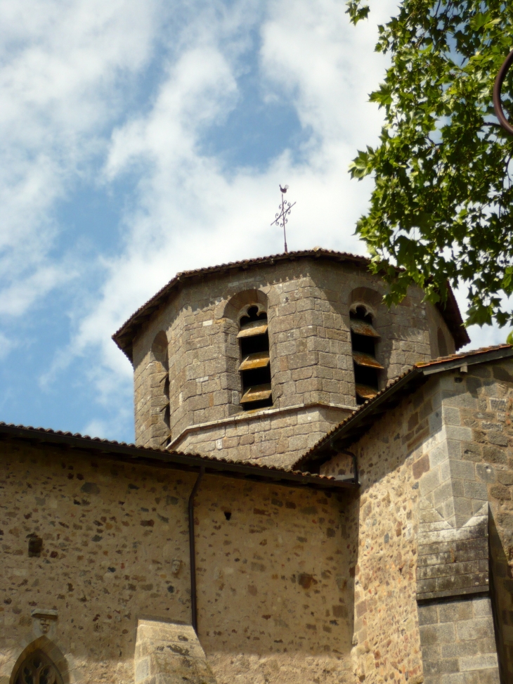 Clocher de l'église Notre-Dame de la Nativité, romane du XIIe siècle. - Bussière-Badil