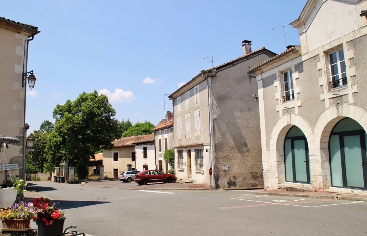 Le Village - Bussière-Badil