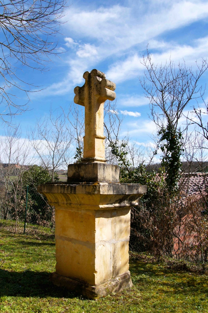 Croix de Mission près de l'église. - Calès