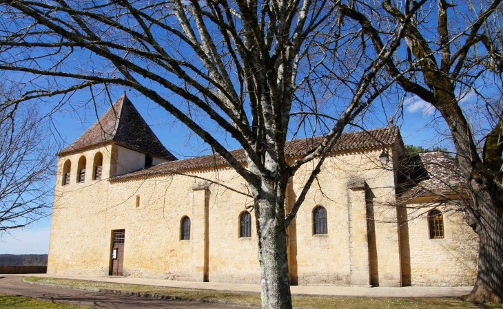 Façade latérale de l'église Saint-Médard du XIIe siècle, remaniée par la suite. - Calès