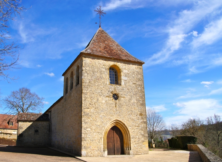 Eglise Saint-Médard du XIIe siècle avec clocher-porche. - Calès