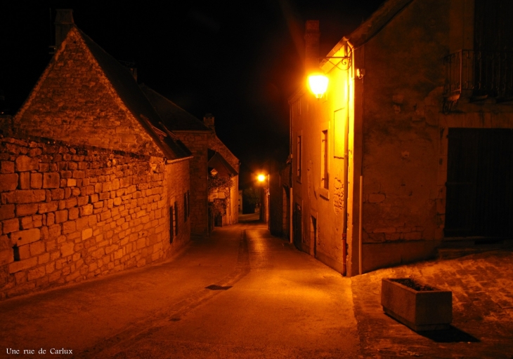 Une rue de Carlux le soir