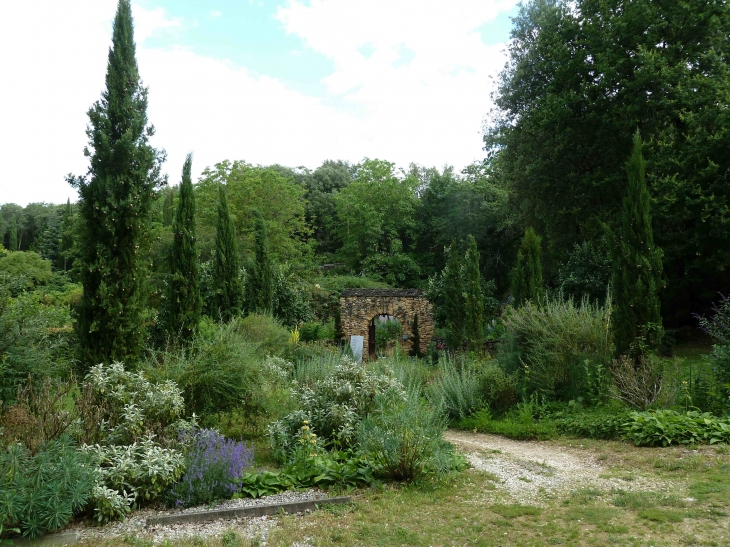 Les Jardins de Cadiot se composent de 10 jardins par thème de couleur, sur deux hectares. - Carlux