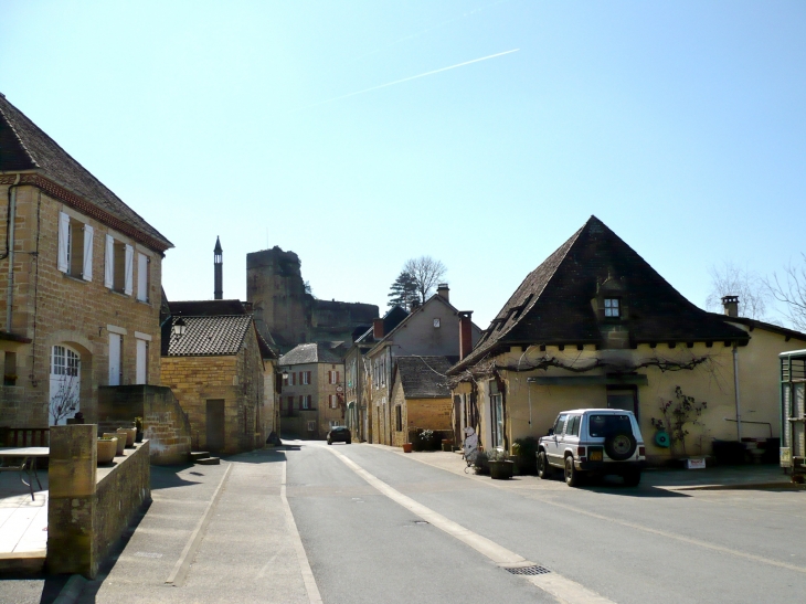 Rue principale, au fond le Château. - Carlux