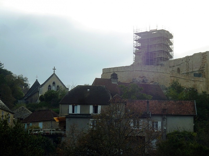 Vue sur le village et son château - Carlux