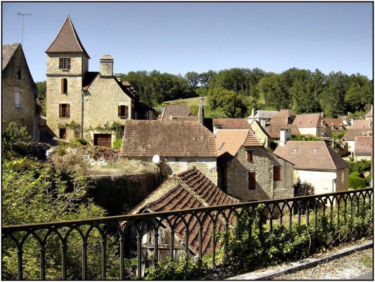 Toits d'AILLAC vus depuis la piste cyclable - Carsac-Aillac