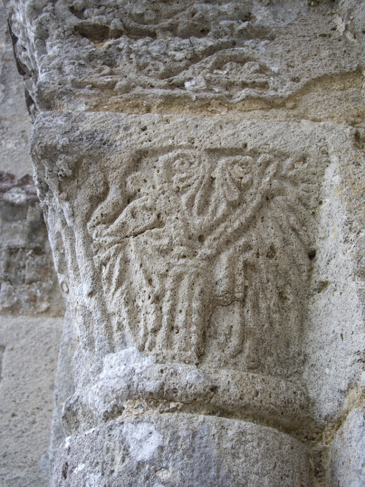 Détail d'un chapiteau sculpté du portail de l'église. - Carsac-de-Gurson