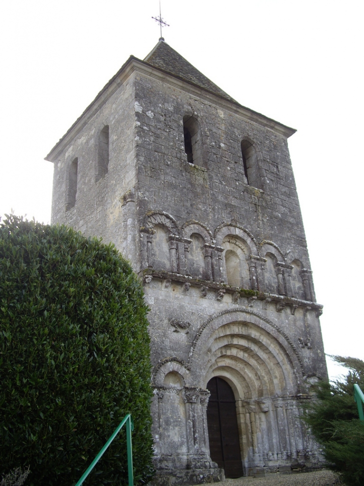 Façade de l'église de style saintongeais. - Carsac-de-Gurson