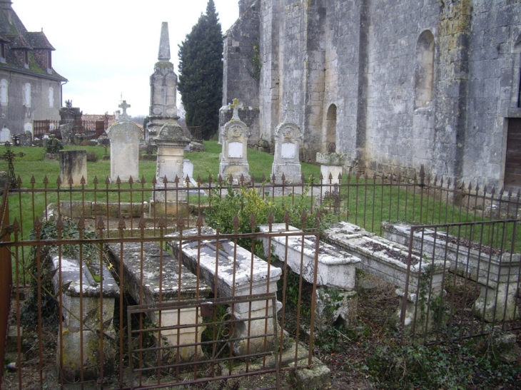 Sépultures d'une famille de la noblesse dans le cimetierre de Carsac. - Carsac-de-Gurson