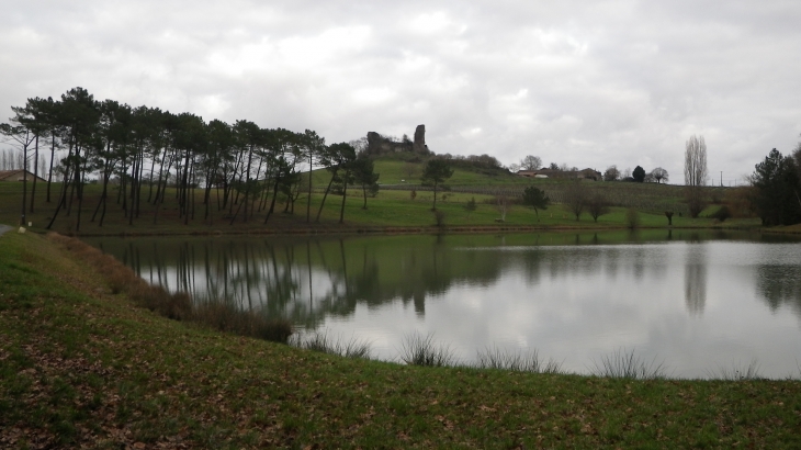 Vue des étangs de Gurson dominés par les ruines du château fort de Gurson. - Carsac-de-Gurson