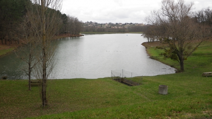 Vue des étangs de Gurson avec au second plan, Villefranche de Lonchat. - Carsac-de-Gurson