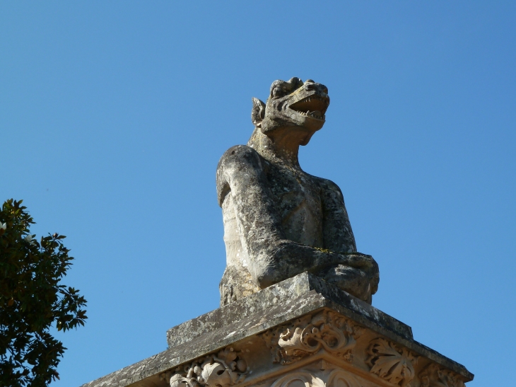 Statue du parc au château des Milandes - Castelnaud-la-Chapelle