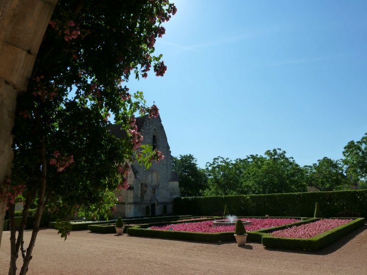 Les Jardins à la française du château des Milandes, au fond la chapelle - Castelnaud-la-Chapelle