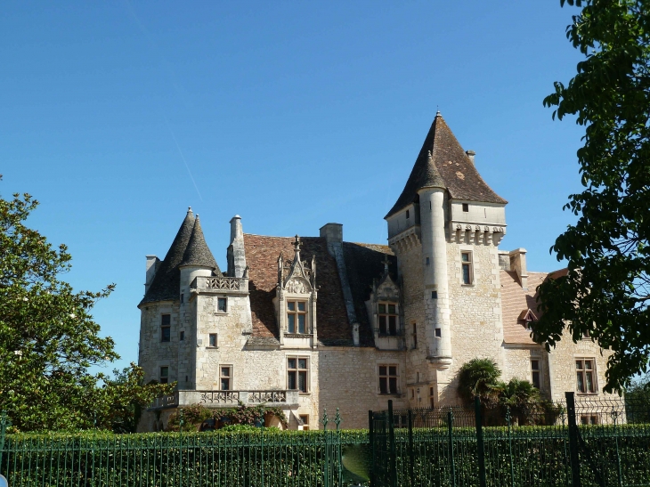 Le château des Milandes constitue la résidence de la chanteuse et meneuse de revue Joséphine Baker et de son mari Jo Bouillon qui le louent à partir de 1937 et l'achètent dix ans plus tard. - Castelnaud-la-Chapelle