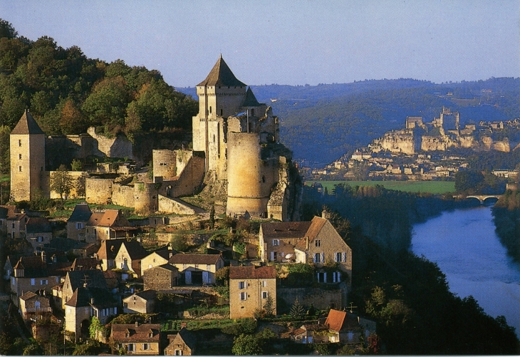 Castelnaud, château du XIII° et XVI°. Sentinelle surveillant la vallée. Au fond le château de Beynac (carte postale de 1990) - Castelnaud-la-Chapelle