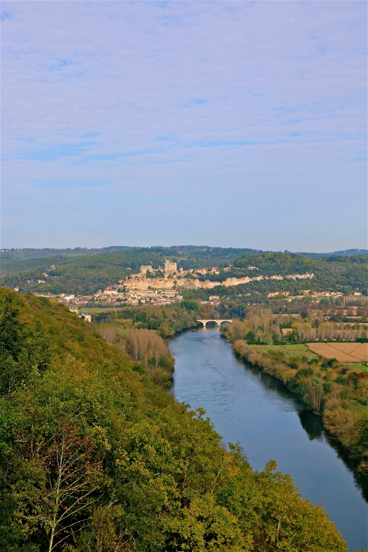 Depuis le chateau : la Dordogne et en arrière plan le chateau de Beynac - Castelnaud-la-Chapelle