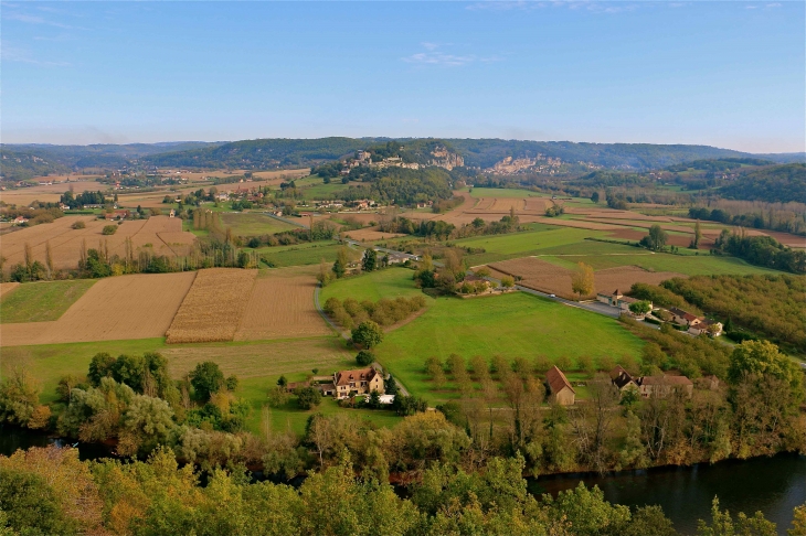 Depuis le chateau, en arrière plan le chateau de marqueyssac - Castelnaud-la-Chapelle