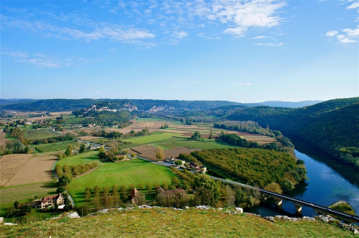 Depuis Le château de Castelnaud. la vallée de la dordogne en arrière plan le chateau de marqueyssac - Castelnaud-la-Chapelle