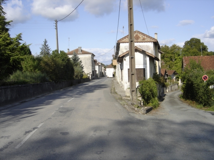 Entrée du Bourg en venant de Ribérac - Celles